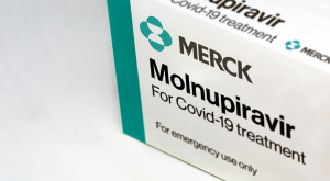 Le molnupiravir réduit le risque de maladie grave liée à la COVID-19 chez les adultes